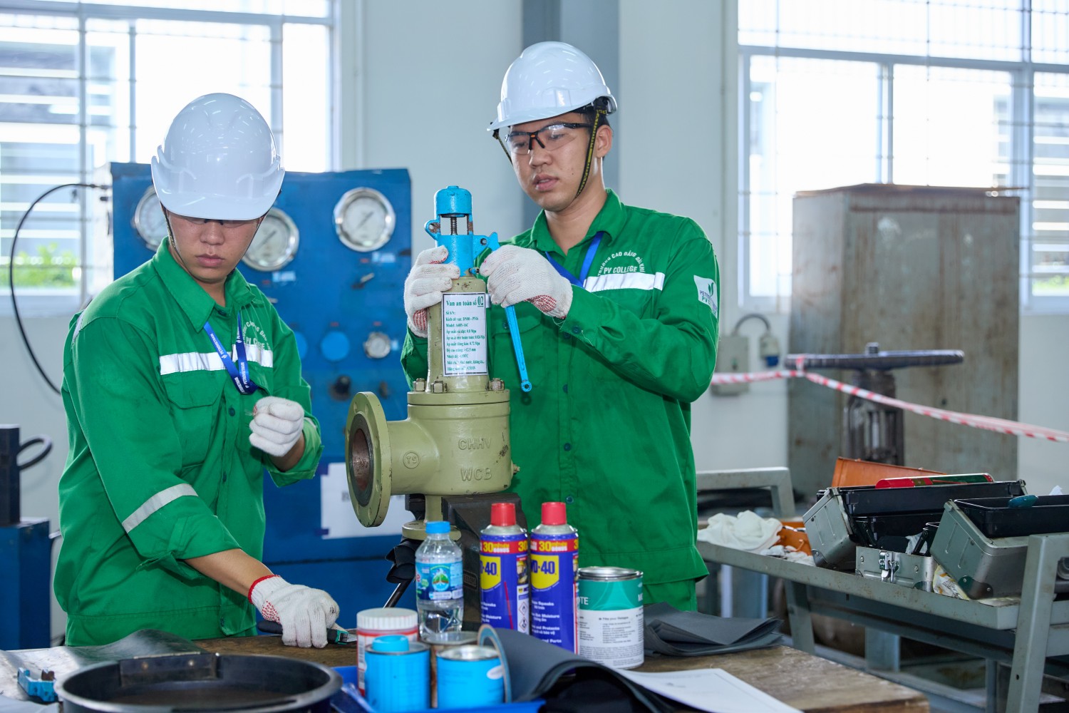 Các thí sinh thực hiện thao tác lắp ráp, kiểm tra các bộ phận của van an toàn, một thiết bị quan trọng trong hệ thống chịu áp lực tại các công trình dầu khí. Quá trình này đòi hỏi sự tỉ mỉ, chính xác trong việc định vị các chi tiết, lắp ghép đúng trình tự và sử dụng dụng cụ phù hợp. Van an toàn có chức năng tự động xả lưu chất khi áp suất vượt ngưỡng cài đặt, giúp bảo vệ hệ thống trước nguy cơ quá áp, hạn chế hư hỏng thiết bị và phòng ngừa sự cố trong quá trình vận hành.
