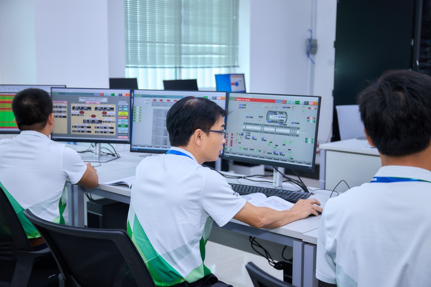 Các thí sinh theo dõi giao diện hiển thị sơ đồ công nghệ và các thông số vận hành của nhà máy điện khí trên hệ thống máy tính. Thông qua các màn hình giám sát, người vận hành có thể theo dõi trạng thái thiết bị, nhận biết tín hiệu cảnh báo và đánh giá sự thay đổi của các thông số kỹ thuật. Trong thực tế, công tác điều hành nhà máy điện khí đòi hỏi khả năng xử lý thông tin nhanh chóng, phối hợp giữa các hệ thống công nghệ và ứng phó kịp thời với những tình huống bất thường, qua đó duy trì hoạt động phát điện ổn định, an toàn và hiệu quả.
