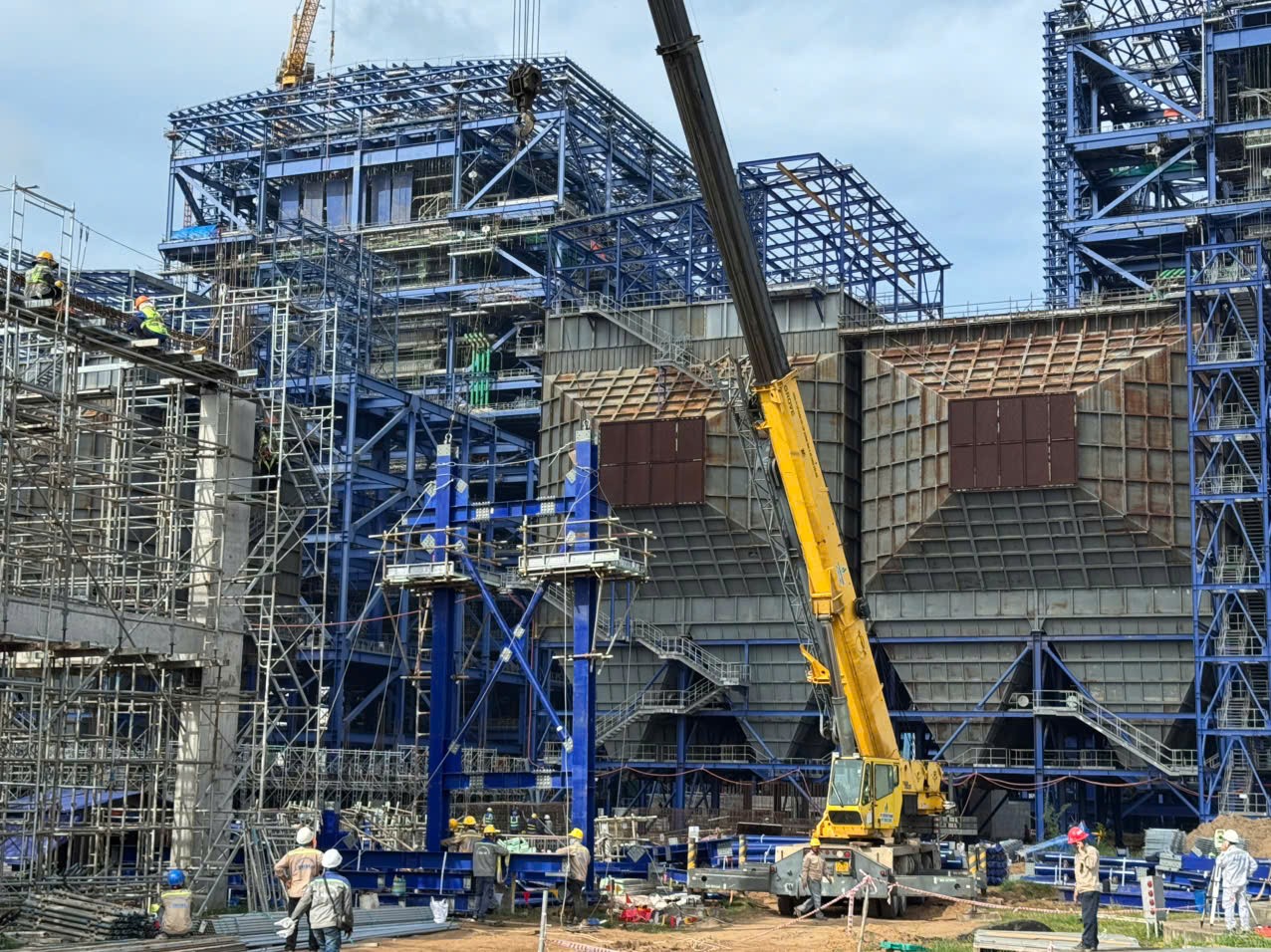 PETROCONS nỗ lực thúc đẩy tiến độ xây dựng trên công trường Dự án NMNĐ Long Phú 1.