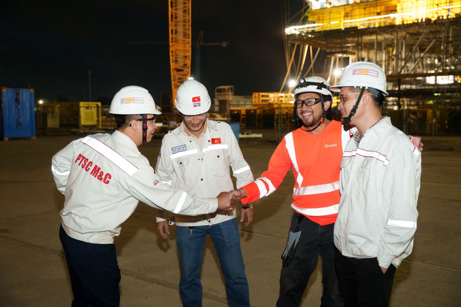 Các kỹ sư, người lao động PTSC M&C cùng đối tác trên công trường dự án.