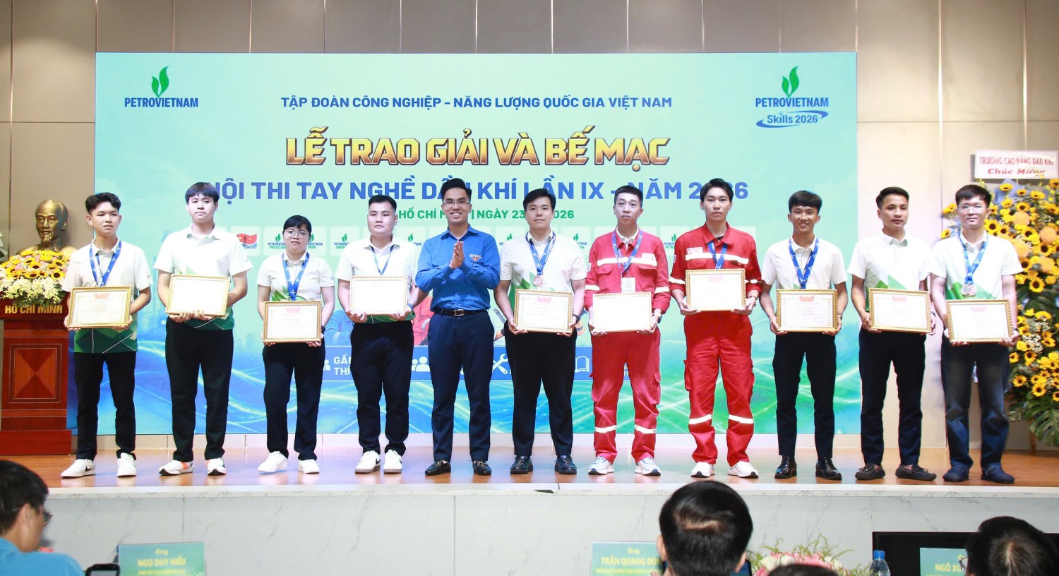 Đại diện Đoàn Thanh niên Tập đoàn trao giấy khen cho các thí sinh trẻ tiêu biểu.