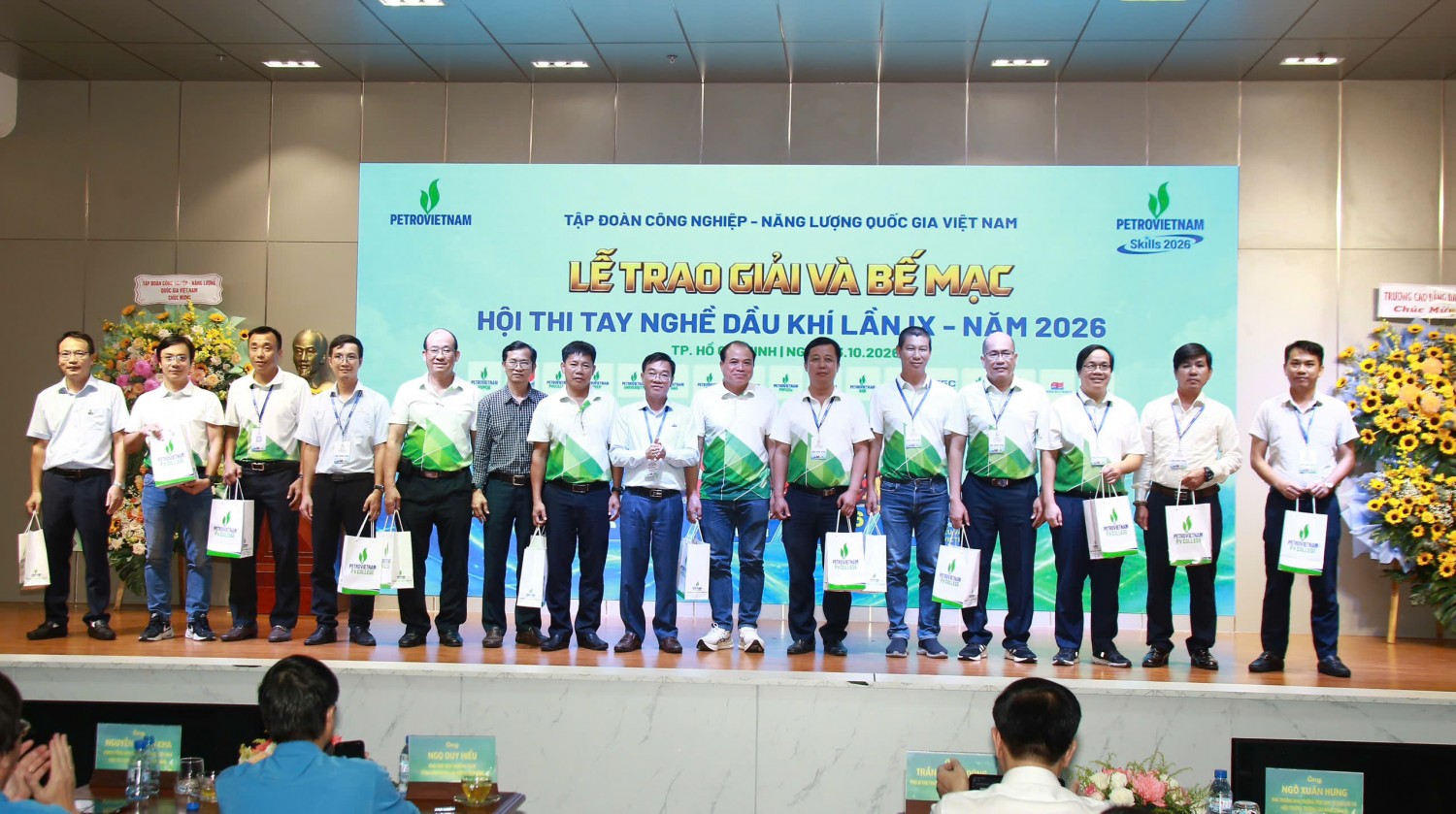 Ban Tổ chức trao quà tri ân các thành viên Ban Giám khảo Hội thi Tay nghề Dầu khí lần thứ IX - năm 2026.
