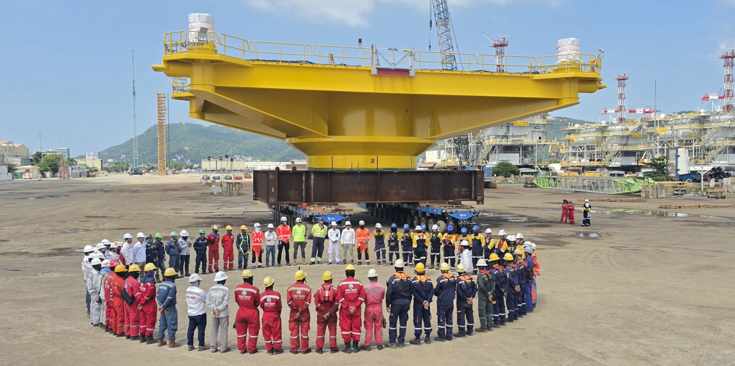 Người lao động các nhà thầu tham gia dự án Baltica 2 trong một cuộc họp an toàn trước ca làm việc.