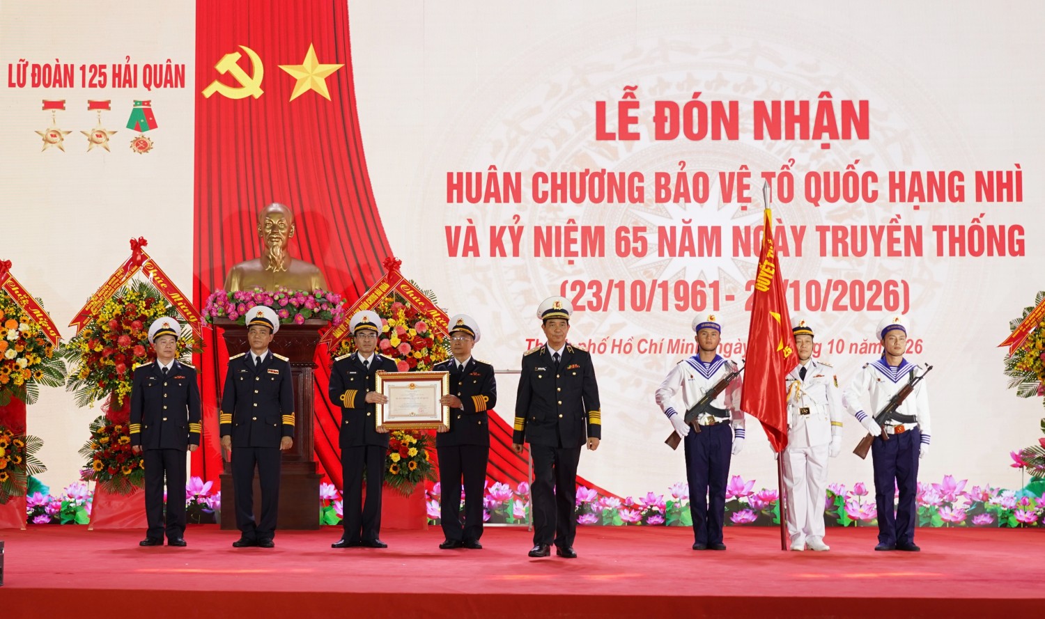 Chính ủy Quân chủng Hải quân Nguyễn An Phong trao tặng Huân chương Bảo vệ Tổ quốc hạng Nhì cho Lữ đoàn 125, Vùng 2 Hải quân