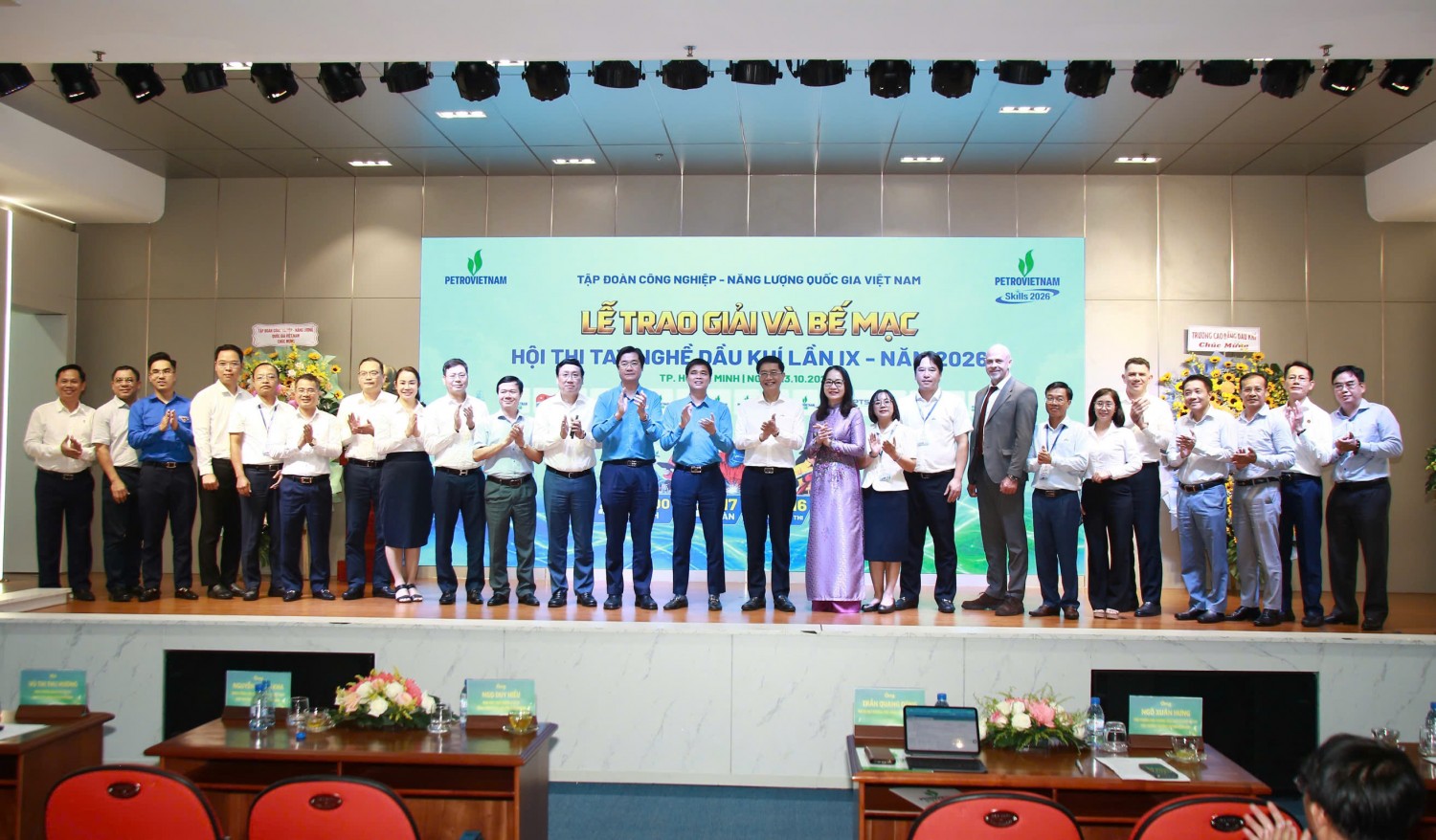 Các đại biểu tham dự buổi lễ.