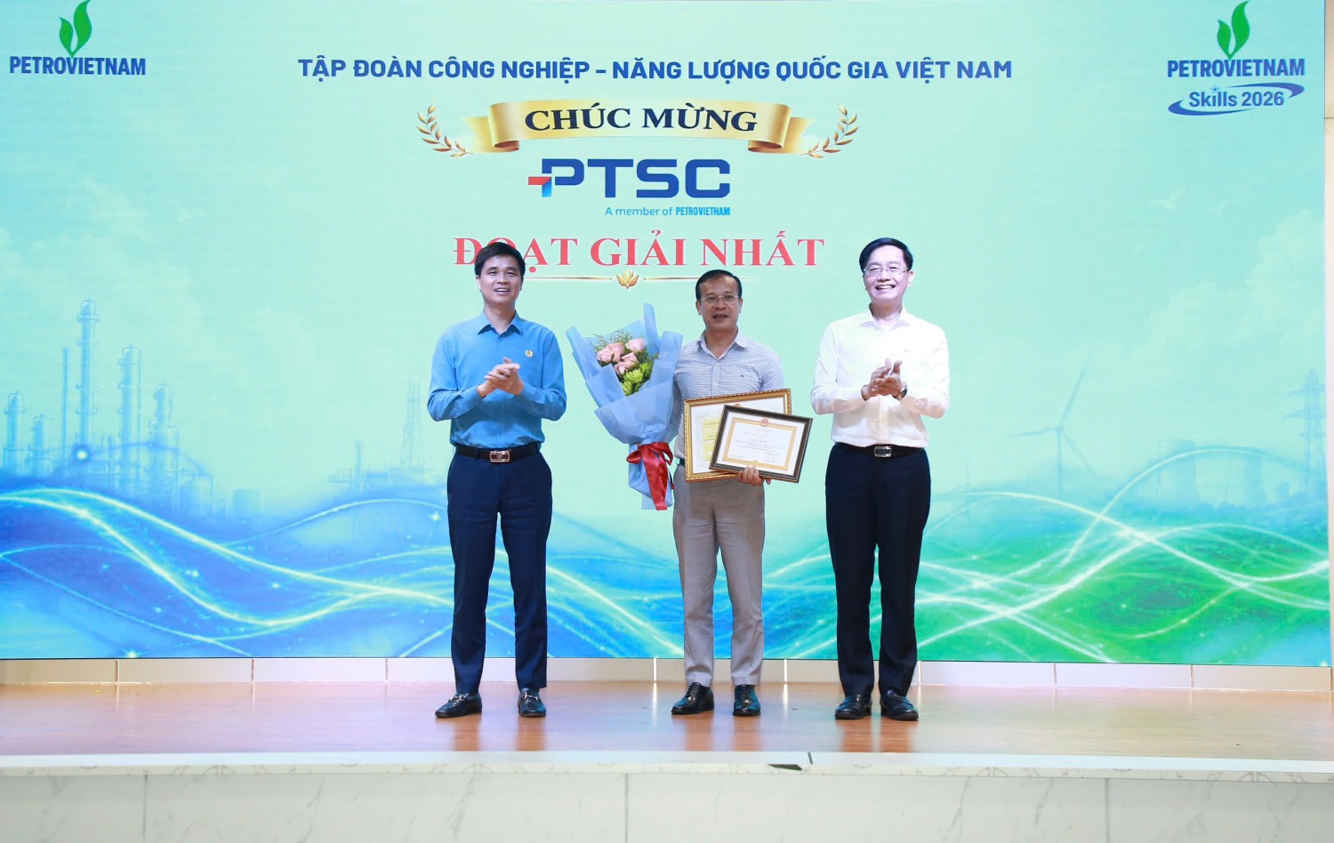 Ông Ngọ Duy Hiểu và ông Trần Quang Dũng trao giải Nhất toàn đoàn cho đội PTSC.