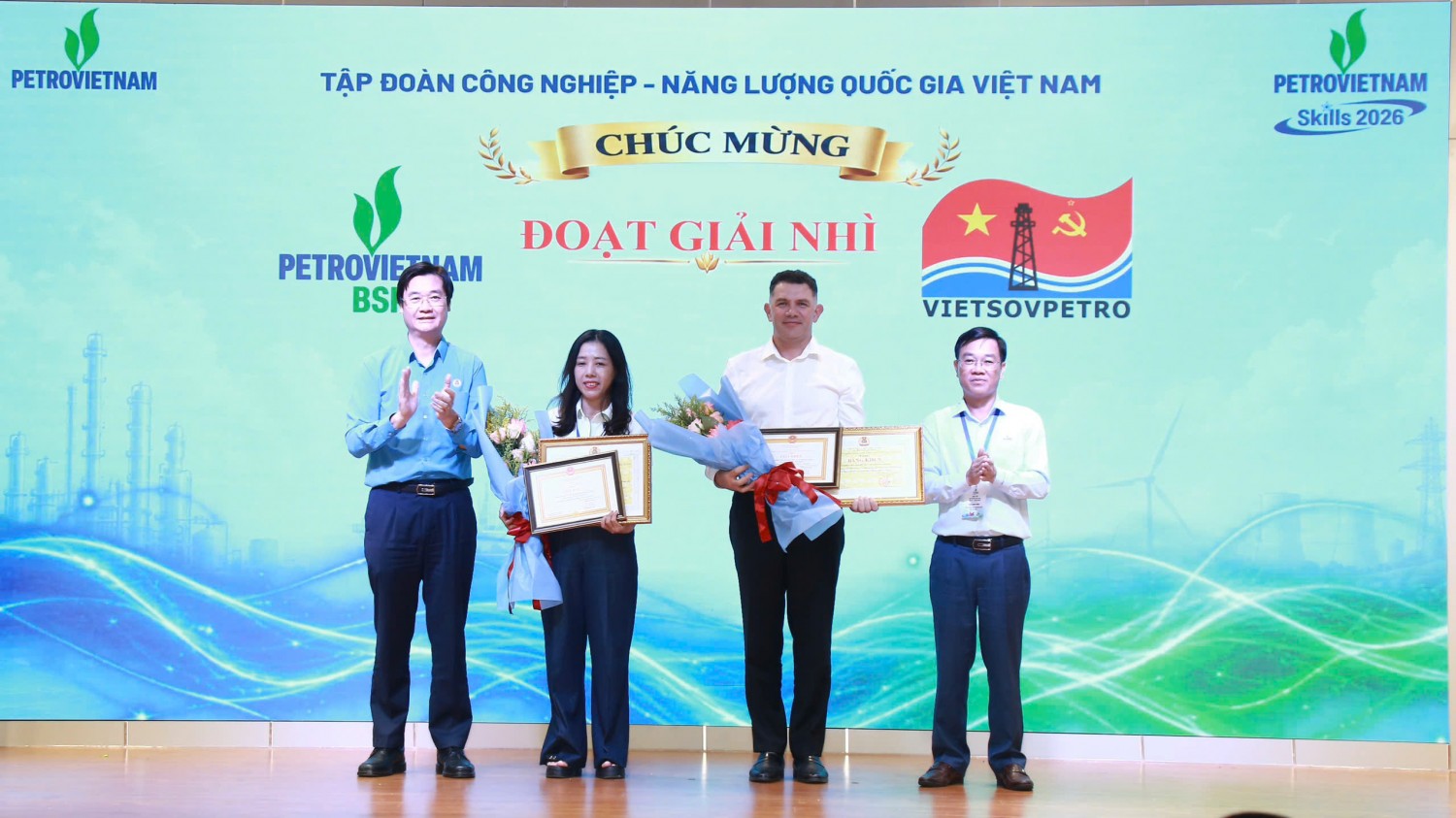 Ông Nguyễn Mạnh Kha và ông Ngô Xuân Hưng trao giải Nhì toàn đoàn cho đội BSR và Vietsovpetro