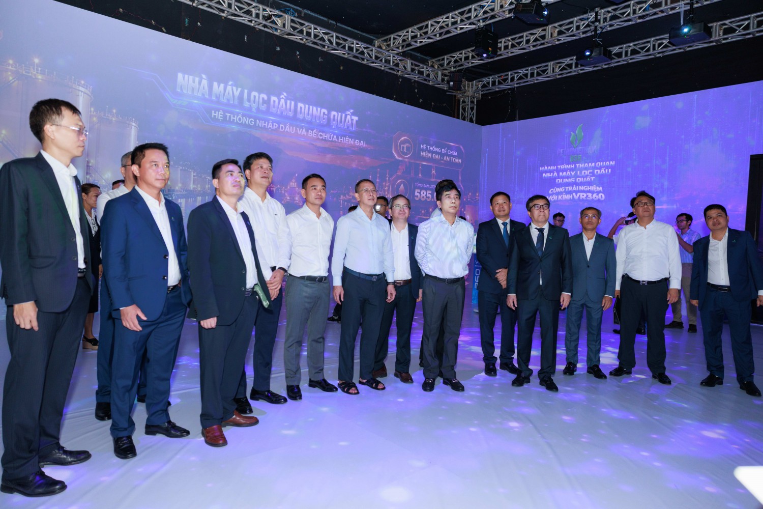 Ông Trần Bình Minh - Thành viên HĐTV PETROVIETNAM và ông Lê Xuân Huyên - Phó Tổng Giám đốc PETROVIETNAM cùng các đại biểu trải nghiệm không gian công nghệ ảo trình bày công nghệ tiên tiến về sản xuất kinh doanh, những thành tựu, quan hệ đối tác khách hàng của BSR
