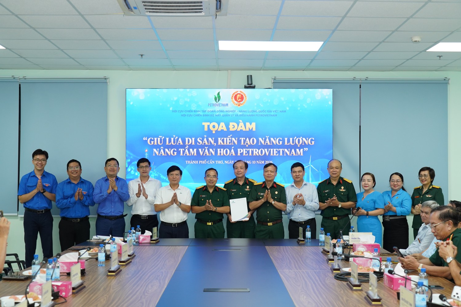 Hội CCB PETROVIETNAM trao tặng 10 phần quà cho Hội CCB TP Cần Thơ.
