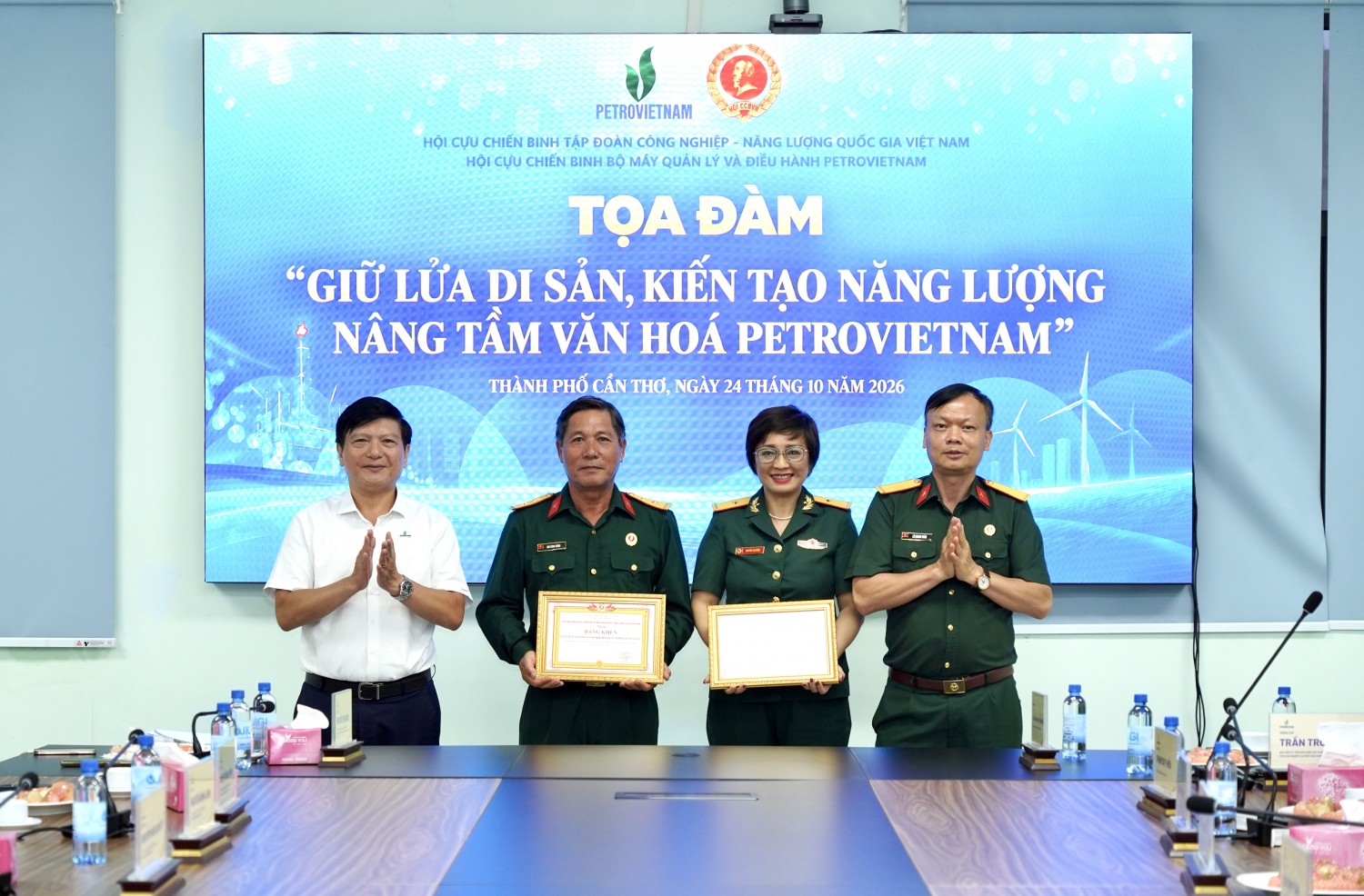 Đồng chí Lê Anh Chiến và đồng chí Lê Quang Toán trao bằng khen cho đồng chí Mai Công Thắng, Chi hội phó, đại diện tập thể Chi hội và cá nhân đồng chí Nguyễn Thị Hồng, Chi hội trưởng Chi hội CCB các Ban Quản lý dự án điện và nhà máy điện Tây Nam Bộ.