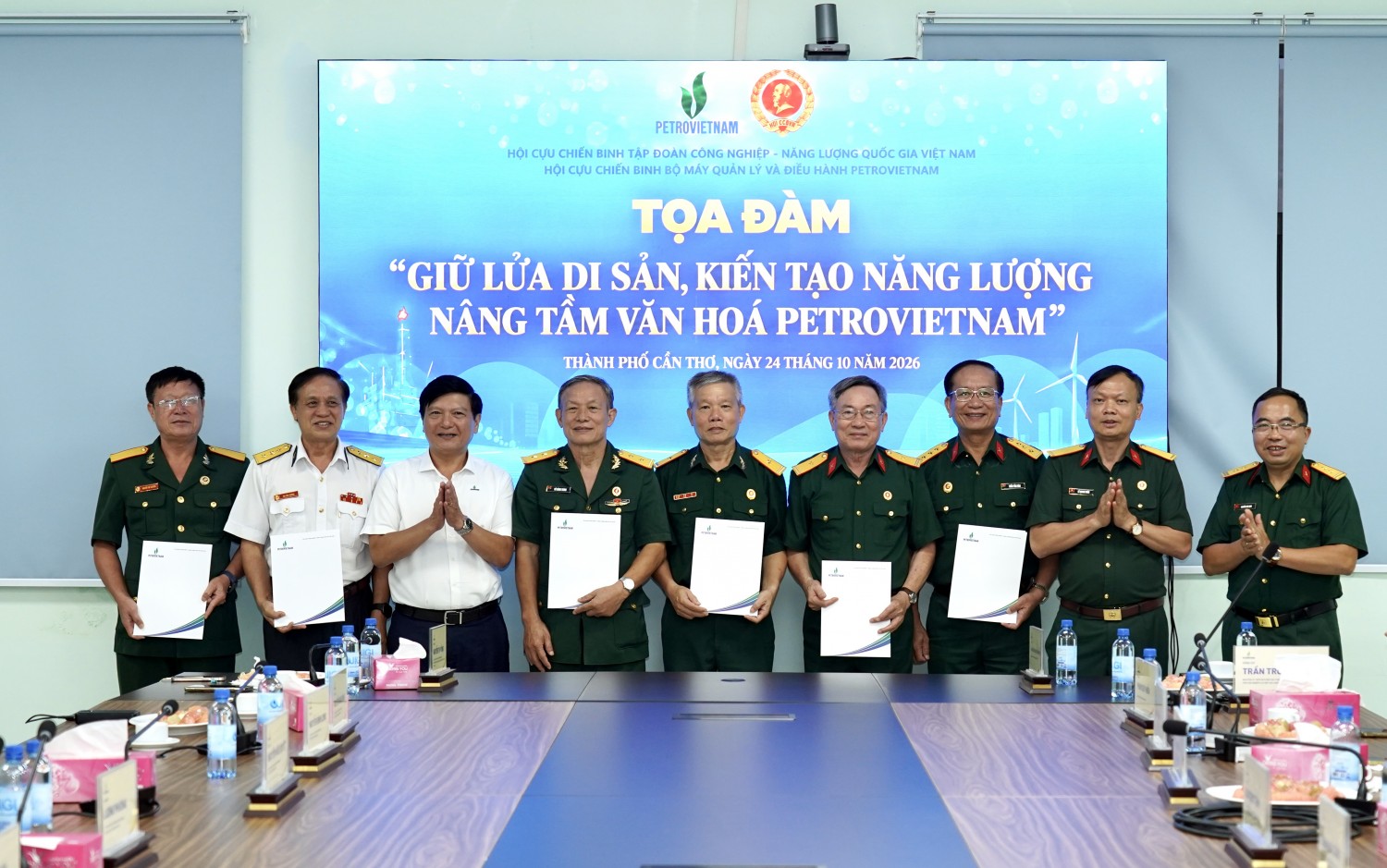 Đồng chí Lê Anh Chiến và đồng chí Lê Quang Toán trao bằng khen cho các đồng chí hội viên.