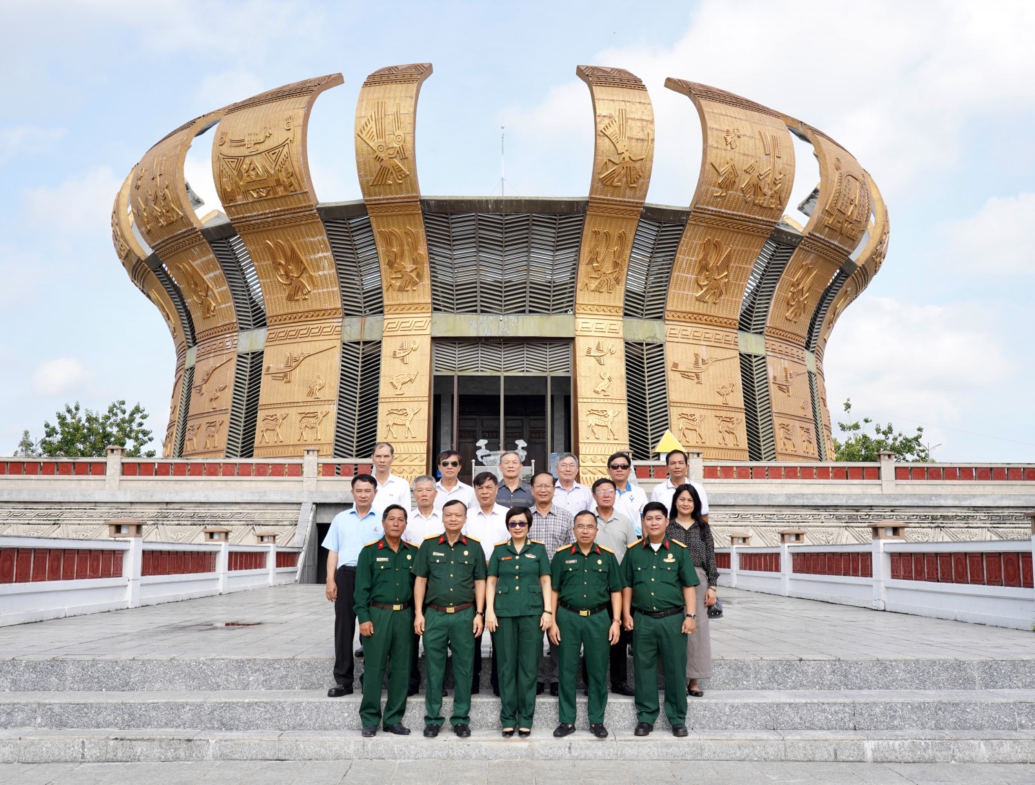 Đoàn công tác tại Đền thờ Vua Hùng TP Cần Thơ.