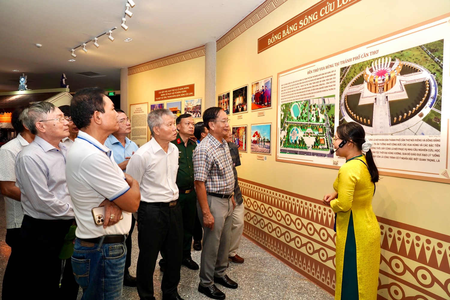 Đoàn tham quan Khu trưng bày tại Đền thờ Vua Hùng.