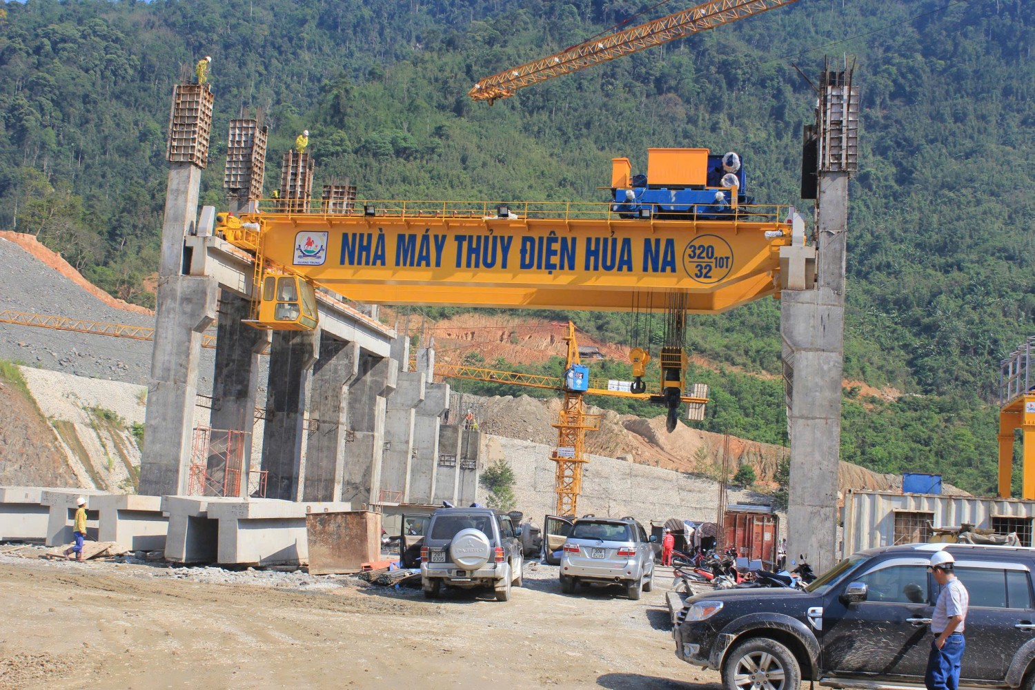 Nhà máy Thủy điện Hủa Na những ngày đầu thi công, xây dựng.
