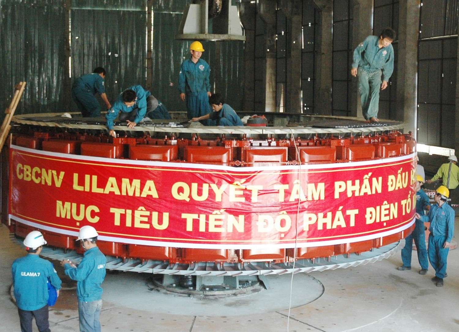 Các kỹ sư, công nhân Thủy điện Hủa Na những ngày đầu thi công, xây dựng nhà máy.
