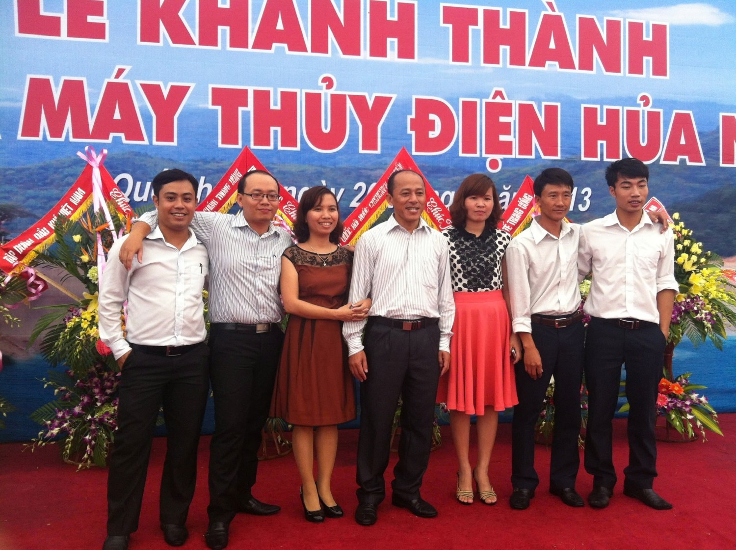 Cán bộ, đảng viên, công nhân viên Công ty CP Thủy điện Hủa Na trong ngày khánh thành nhà máy.