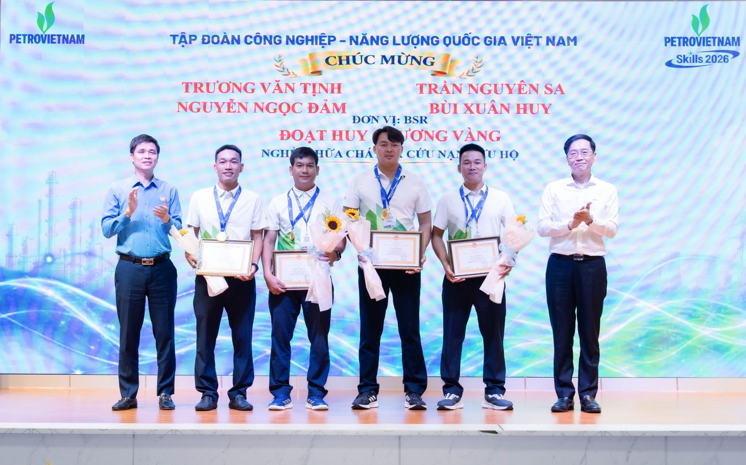Ông Ngọ Duy Hiểu, Phó Chủ tịch thường trực Tổng Liên đoàn Lao động Việt Nam và ông Trần Quang Dũng, Phó Bí thư thường trực Đảng ủy PETROVIETNAM trao Bằng khen và Huy chương Vàng cho các thí sinh đội tuyển BSR.