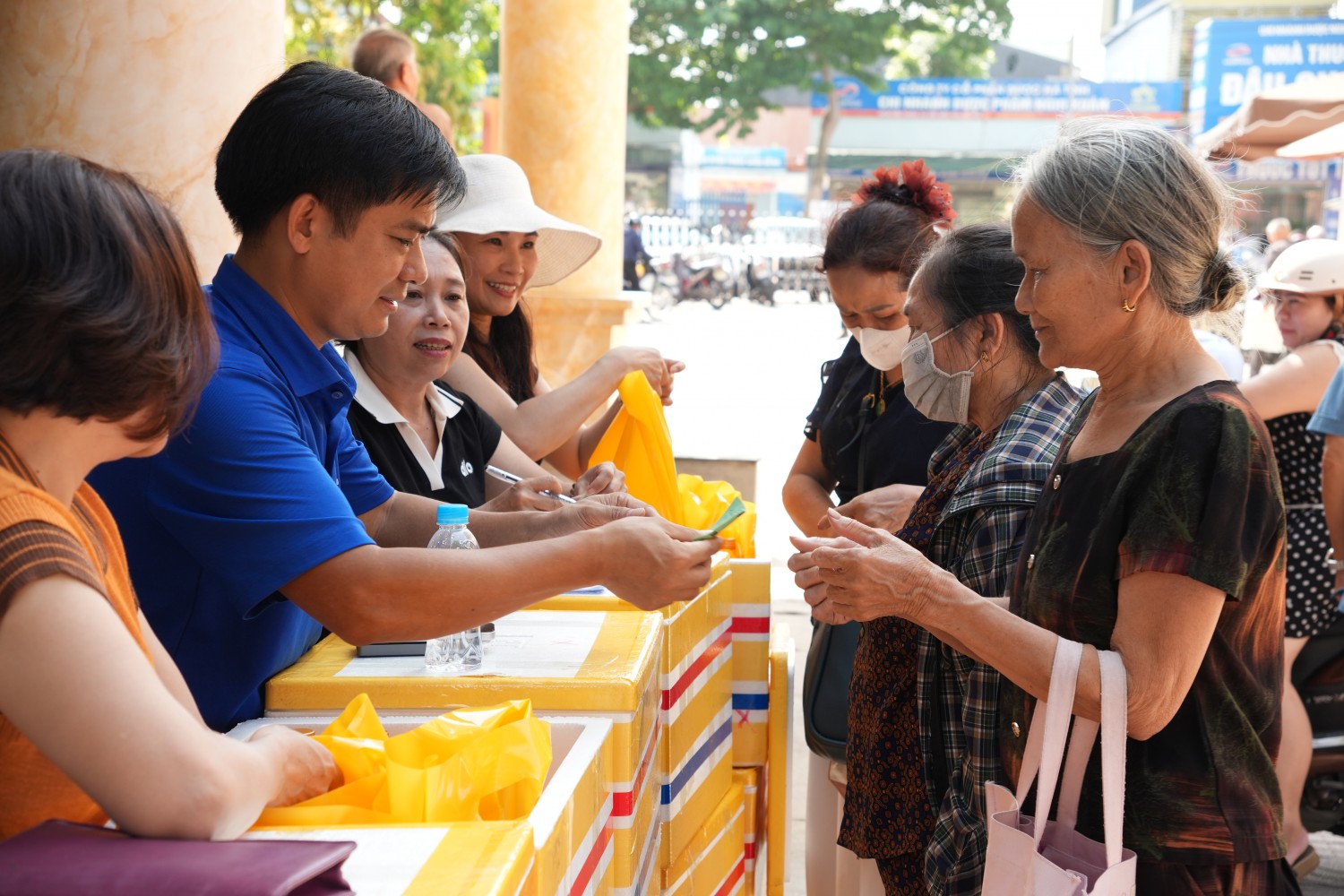 Anh Đỗ Ngọc Tiến, cán bộ PVEP, trao tặng quà cho người dân đến thăm khám.