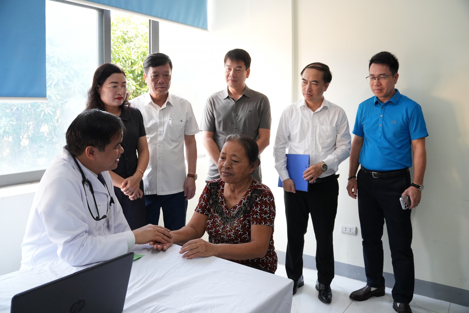 PGS.TS. Đào Xuân Cơ - Giám đốc Bệnh viện Bạch Mai - tư vấn sức khỏe cho người dân.