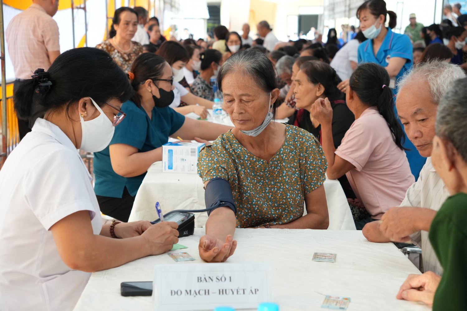 Bà Phan Thị Liên, người dân xã Nghi Xuân, chia sẻ: “Tôi rất vui khi được các bác sĩ thăm khám sức khỏe, tư vấn cặn kẽ mà không phải lo chi phí