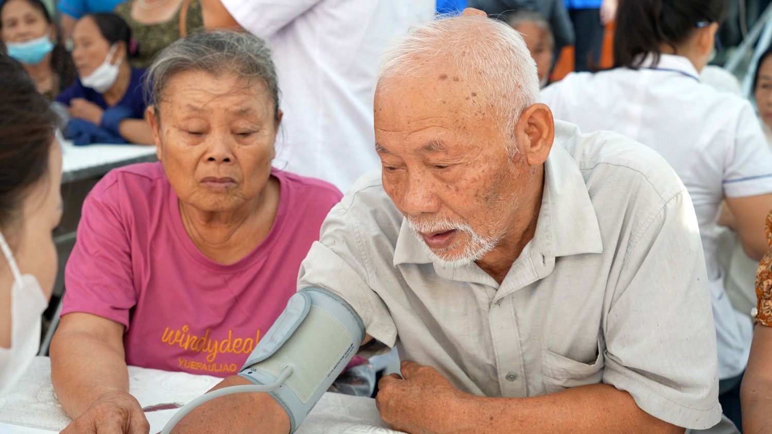 Không chỉ được khám bệnh miễn phí, chúng tôi còn được hướng dẫn cụ thể những điều cần chú ý trong sinh hoạt hằng ngày. Mong rằng sẽ có thêm nhiều chương trình như thế này để người dân có hoàn cảnh khó khăn được chăm sóc sức khỏe tốt hơn”, ông Ngô Hữu Minh chia sẻ.