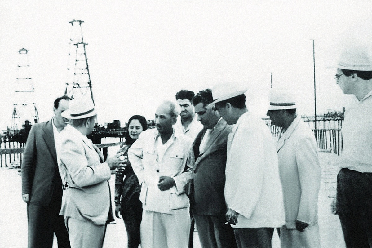 Chủ tịch Hồ Chí Minh thăm Khu công nghiệp Dầu khí Baku (Azerbaijan) năm 1959 là tư liệu lịch sử vô giá đánh dấu tầm nhìn phát triển ngành Dầu khí Việt Nam - Ảnh tư liệu