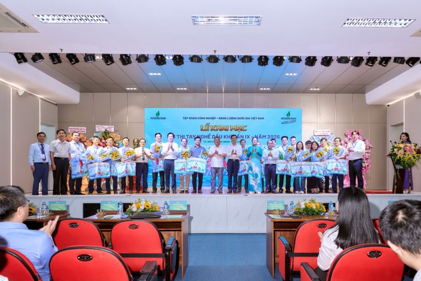 Ban Tổ chức tặng cờ lưu niệm cho các đoàn tham gia hội thi.