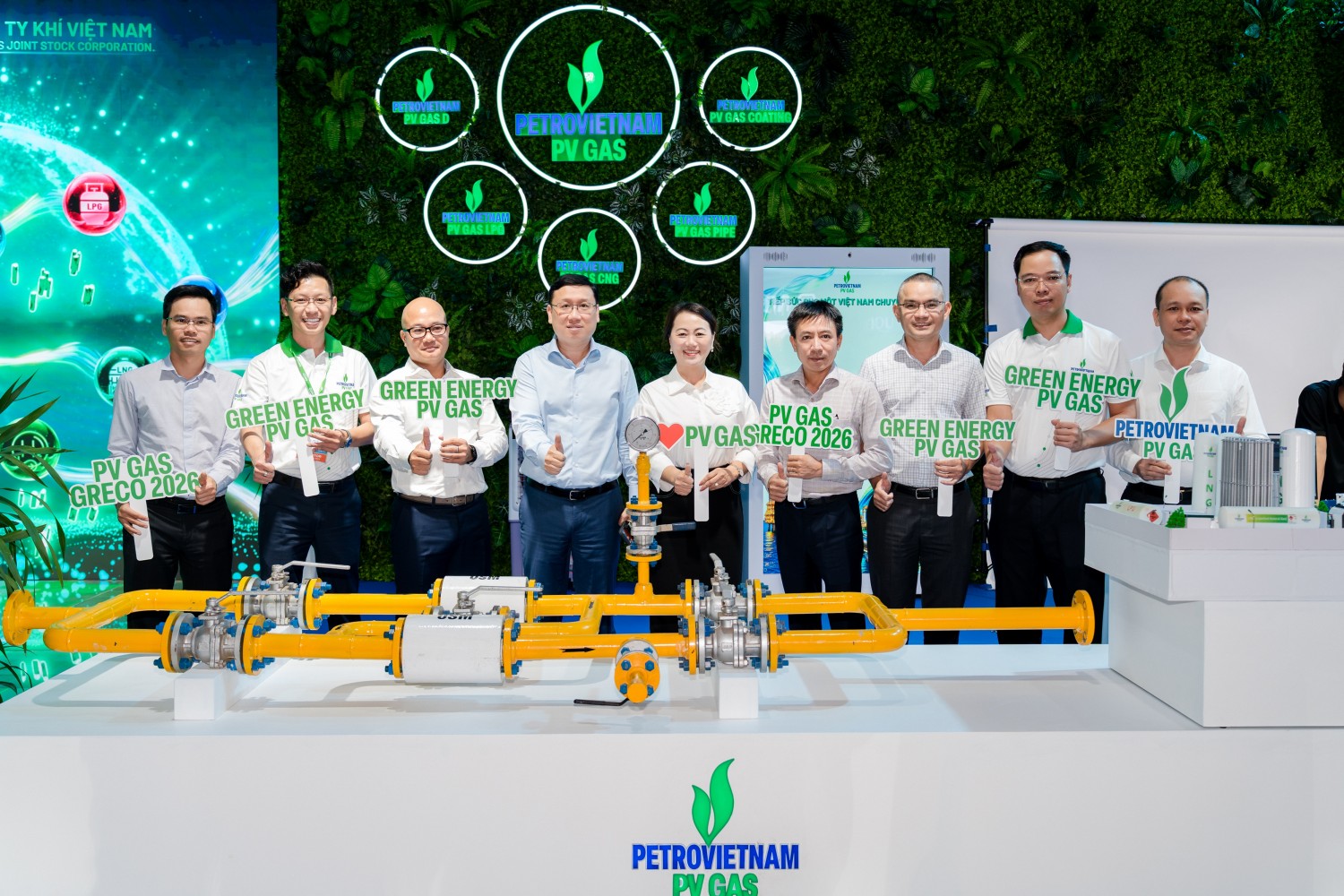 Lãnh đạo PV GAS và đại diện các đơn vị tại gian hàng triển lãm PV GAS trong khuôn khổ GRECO 2026.