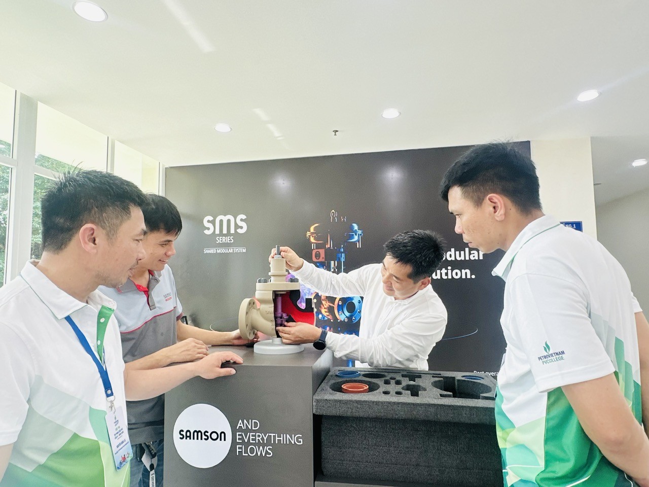 Ông Trần Thanh Đạt - Giám đốc SAMSON Việt Nam và các thí sinh tại Hội thi Tay nghề Dầu khí lần IX.