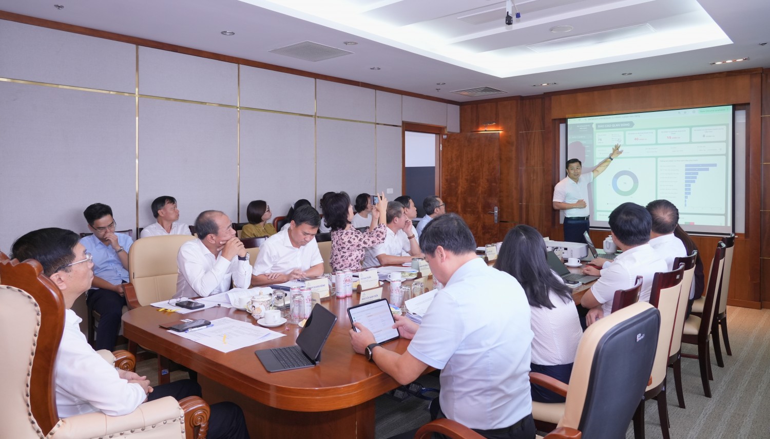 Ban Khoa học Công nghệ và Chuyển đổi số Tập đoàn trình bày ứng dụng điều hành, quản lý văn bản và văn phòng số phục vụ công tác xây dựng Đảng tại Tập đoàn.