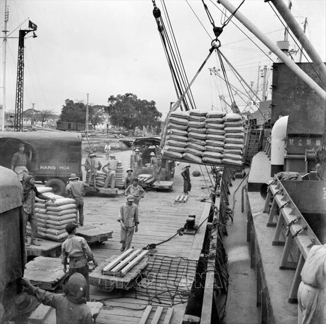 Trải qua hai thời kỳ: Khôi phục kinh tế (1955-1957) và Kế hoạch 3 năm cải tạo xã hội chủ nghĩa (1958-1960), miền Bắc đã nỗ lực vượt qua mọi khó khăn, thiếu thốn để khôi phục và phát triển sản xuất, mọi mặt đời sống xã hội nhân dân có nhiều chuyển biến lớn lao. (Trong ảnh: Bốc xếp hàng tại cảng Hải Phòng năm 1959. Ảnh: Văn Lượng - TTXVN)