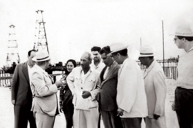 Chủ tịch Hồ Chí Minh trong chuyến thăm Khu công nghiệp dầu lửa Baku (Azerbaijan) năm 1959. Ảnh tư liệu
