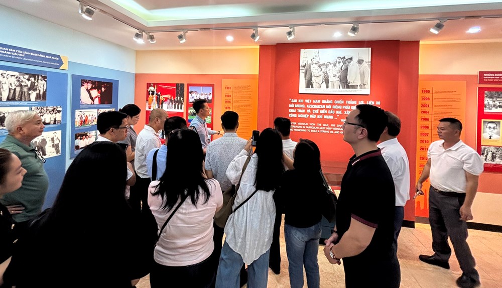 Đại diện Hiệp hội Phát triển văn hóa doanh nghiệp Việt Nam (VNABC) và Câu lạc bộ Báo chí và Văn hóa doanh nghiệp (CJCC) đã đến Khu lưu niệm Công trình khai thác dầu khí đầu tiên tại Việt Nam và Khu lưu niệm Dầu khí Đồng bằng sông Hồng