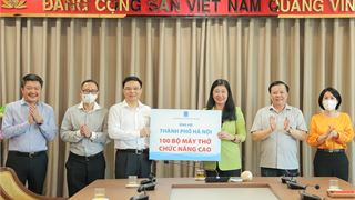 Petrovietnam trao hỗ trợ 100 bộ máy thở cho Thành phố Hà Nội