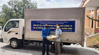 Tuổi trẻ PTSC Quảng Bình tặng quà, động viên lực lượng tuyến đầu chống dịch