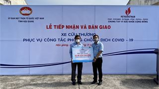 Petrovietnam trao tặng 2 xe cứu thương cho tỉnh Hậu Giang