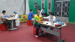 Người lao động Cụm Khí - Điện - Đạm Cà Mau được tiêm vắc-xin đồng loạt trong điều kiện an toàn, hiệu quả