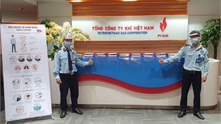 Công đoàn CQĐH PV GAS tặng thiết bị bảo vệ tự chế cho lực lượng trực chiến tại tòa nhà PV GAS Tower