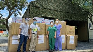 Công đoàn PVFCCo trao tặng gần 14.000 bộ bảo hộ, khẩu trang N95 cho đội ngũ y bác sĩ
