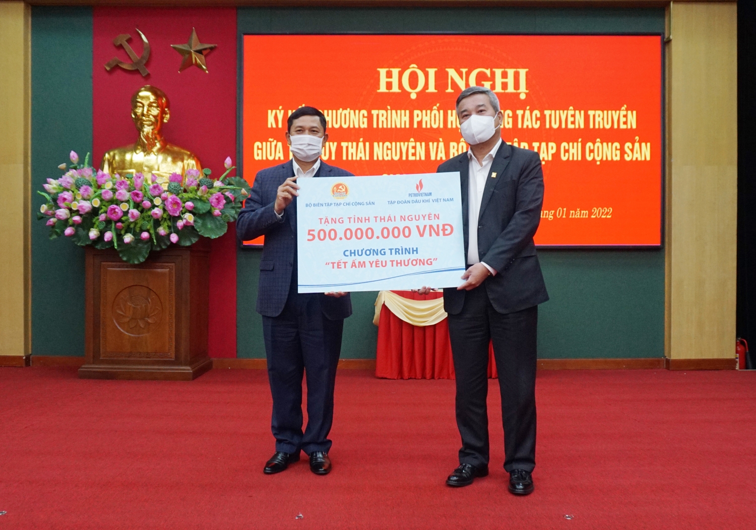 Petrovietnam trao 500 triệu đồng ủng hộ Chương trình “Tết ấm yêu thương” của tỉnh Thái Nguyên”