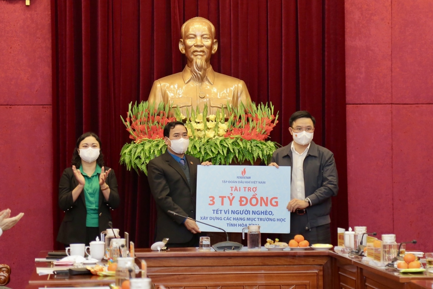 Tập đoàn Dầu khí Việt Nam trao tặng quà Tết cho đồng bào, nhân dân tỉnh Hoà Bình”