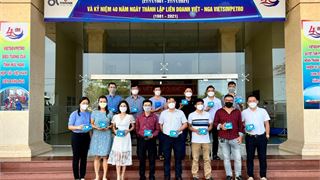 Công đoàn Xí nghiệp Khoan và Sửa giếng cấp phát khẩu trang N95 cho người lao động