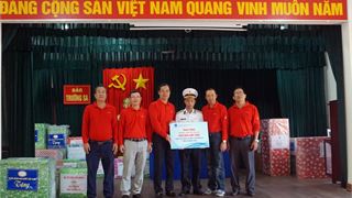 Đoàn công tác PV GAS đến với Trường Sa: Nghĩa tình với biển đảo quê hương, thắm tình quân dân