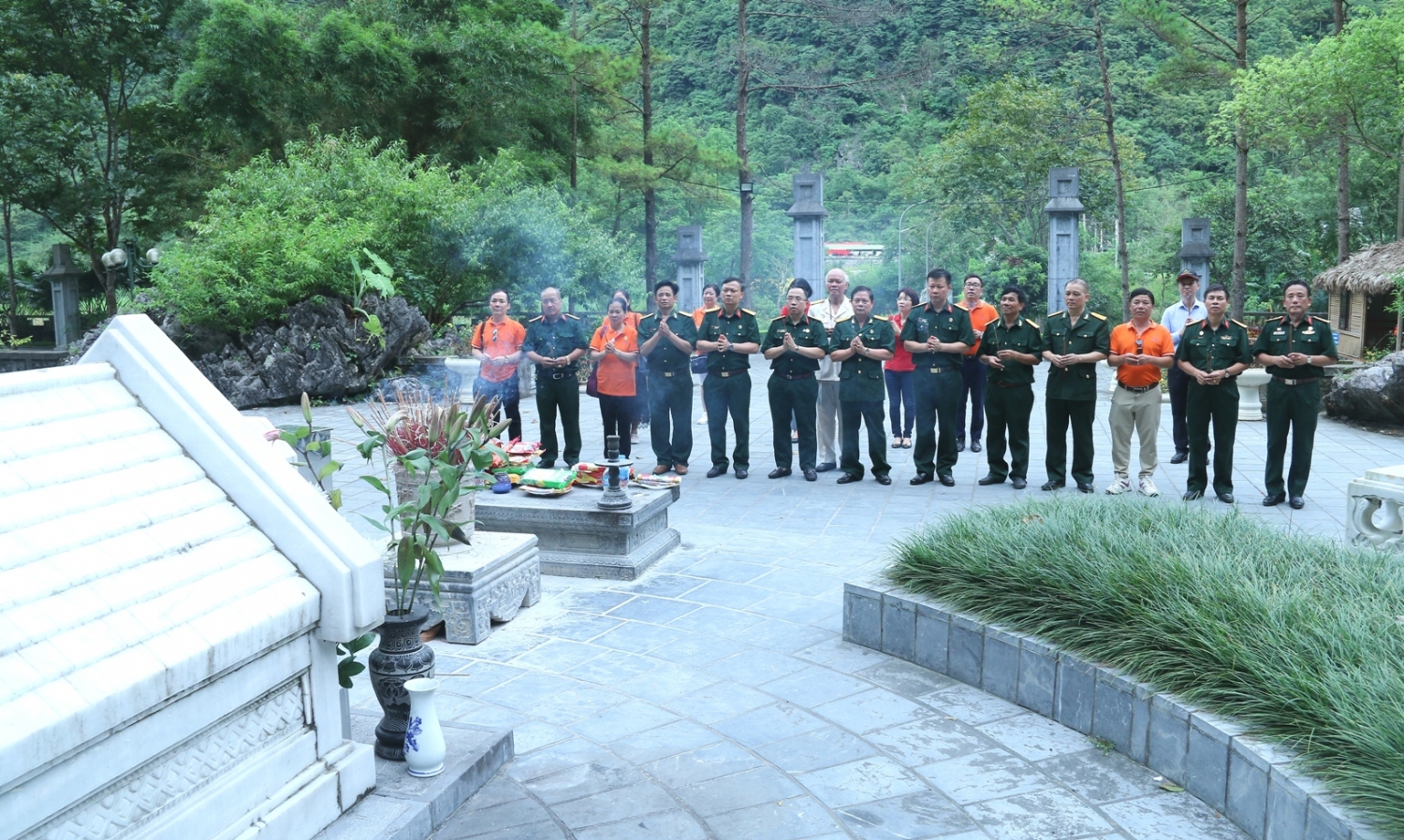 Hội CCB Cơ quan Tập đoàn tổ chức hoạt động giáo dục truyền thống lịch sử tại Cao Bằng Hội CCB Cơ quan Tập đoàn tổ chức hoạt động giáo dục truyền thống lịch sử tại Cao Bằng