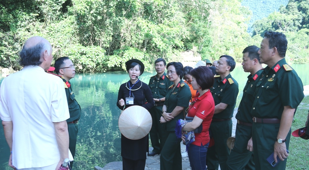 Hội CCB Cơ quan Tập đoàn tổ chức hoạt động giáo dục truyền thống lịch sử tại Cao Bằng Hội CCB Cơ quan Tập đoàn tổ chức hoạt động giáo dục truyền thống lịch sử tại Cao Bằng