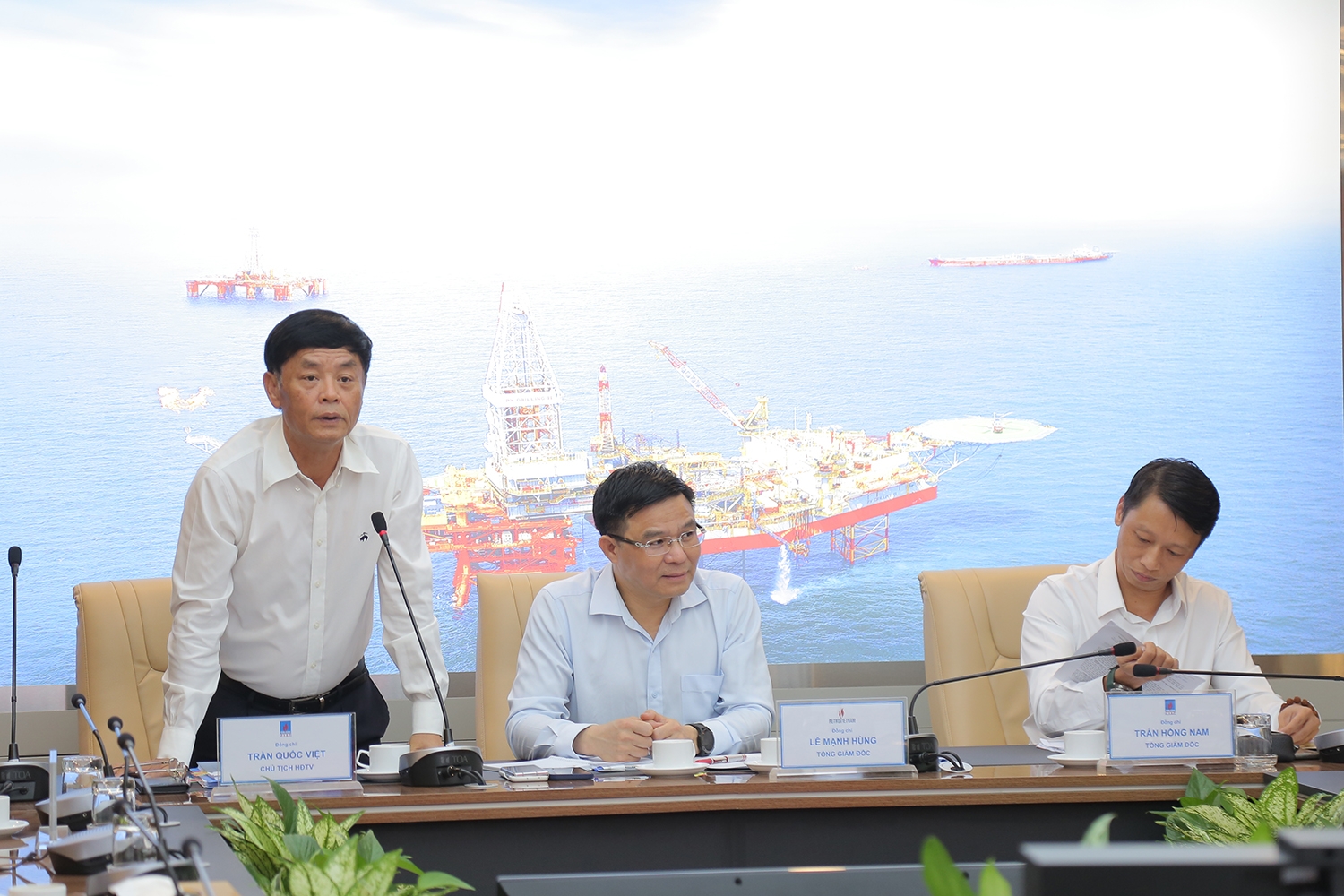 Tổng Giám đốc Petrovietnam Lê Mạnh Hùng làm việc với PVEP về kết quả sản xuất kinh doanh 6 tháng đầu năm 2022