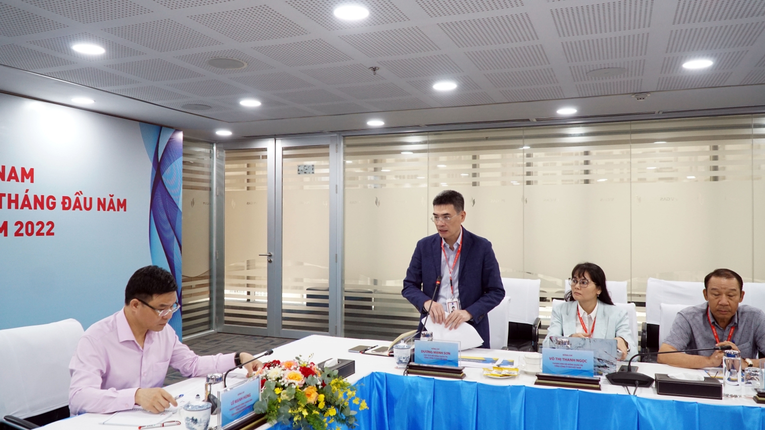 Ông Dương Mạnh Sơn - Bí thư Đảng ủy, Chủ tịch HĐQT PV GAS báo cáo đoàn công tác