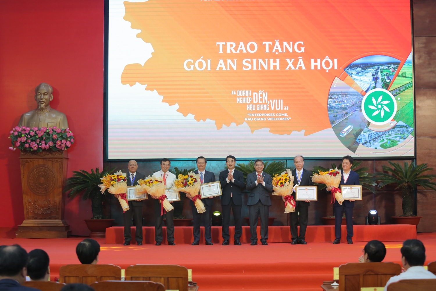 undefined Petrovietnam và PV GAS trao tặng 10 tỷ đồng xây dựng trường học tại tỉnh Hậu Giang
