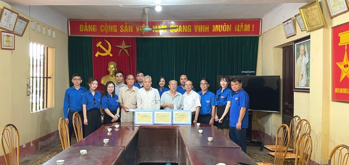 Thăm hỏi, tặng quà các gia đình chính sách tại Bắc Ninh Thăm hỏi, tặng quà các gia đình chính sách tại Bắc Ninh