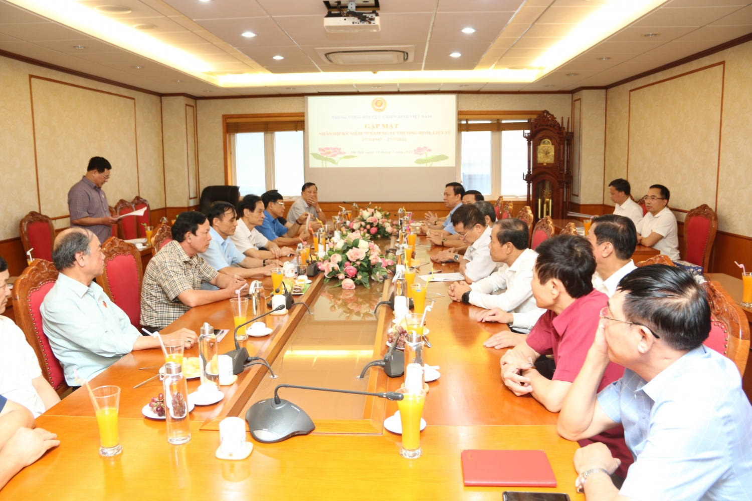 Hội CCB Tập đoàn tặng quà tri ân các thương binh đang công tác tại Trung ương Hội CCB Việt Nam